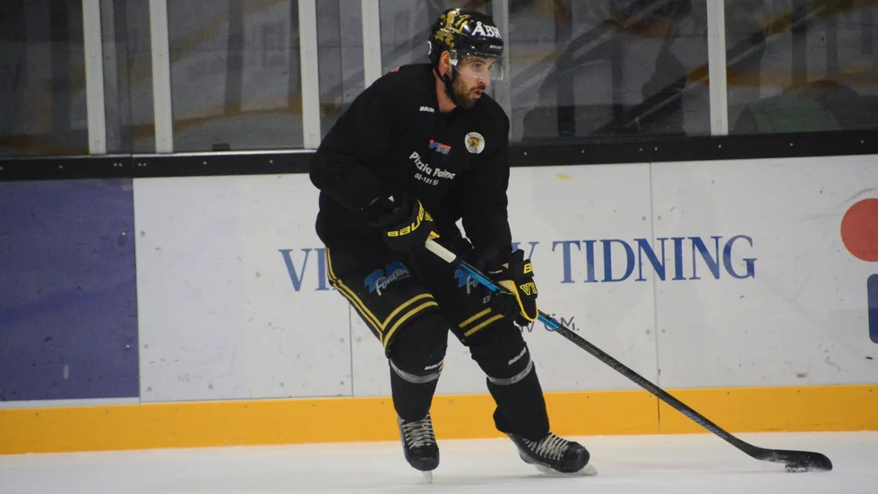 Pucken klistrad vid klubbladet. Kristoff Kontos har fin teknik. 