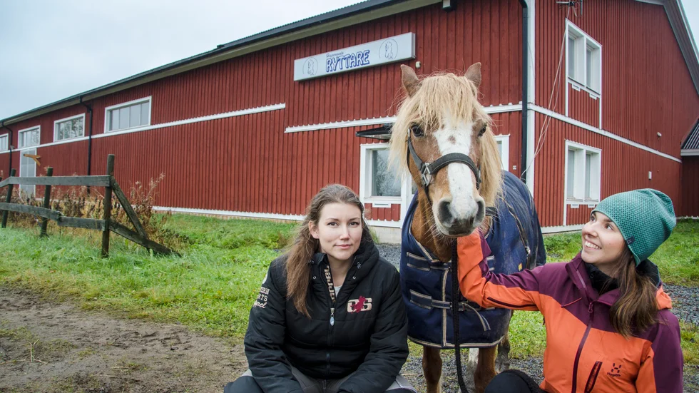 Lisa Nilsson och Tina Luthström ska få ett nytt stall i anslutning till ridhuset i Haparanda.