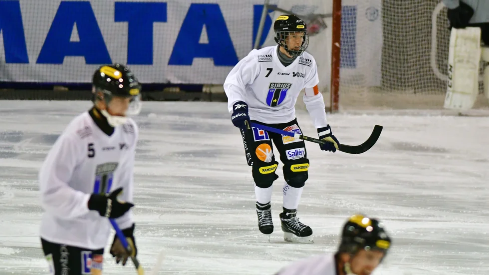 Viktor Lundberg, Sirius libero, som ställs mot ett vasst anfall på söndagen i form av Edsbyn.