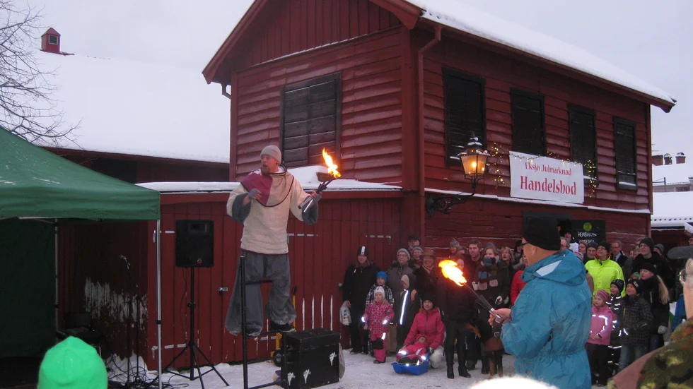 Eksjö julmarknad hade cirka 140 utställare och många kringaktiviteter. Här roar en gycklare i den gamla stadsmiljön.