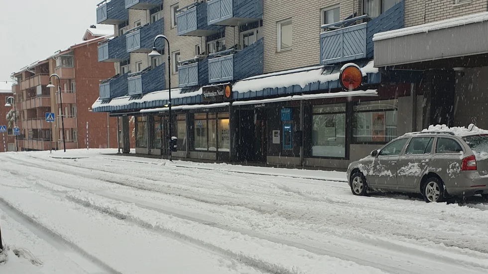 Polisen fick tips om misstänkt narkotikaförsäljning i Gällivare centrum på tisdagen. Två män är nu misstänkta för ringa narkotikabrott, eget bruk.