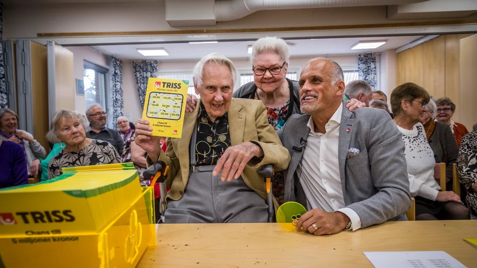Hjalmar Hedbom, Berit Eriksson och Svenska Spels vinnarambassadör Pierre Jonsson jublar tillsammans med de andra på Orstenens trygghetsboende.