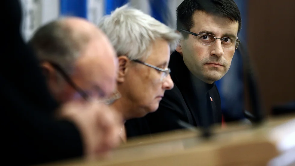Oppositionsrådet Elias Georges från Socialdemokraterna tycker att det är olyckligt att Piraterna har hamnat i kris. Nu har klubben ett fotarbete att göra.