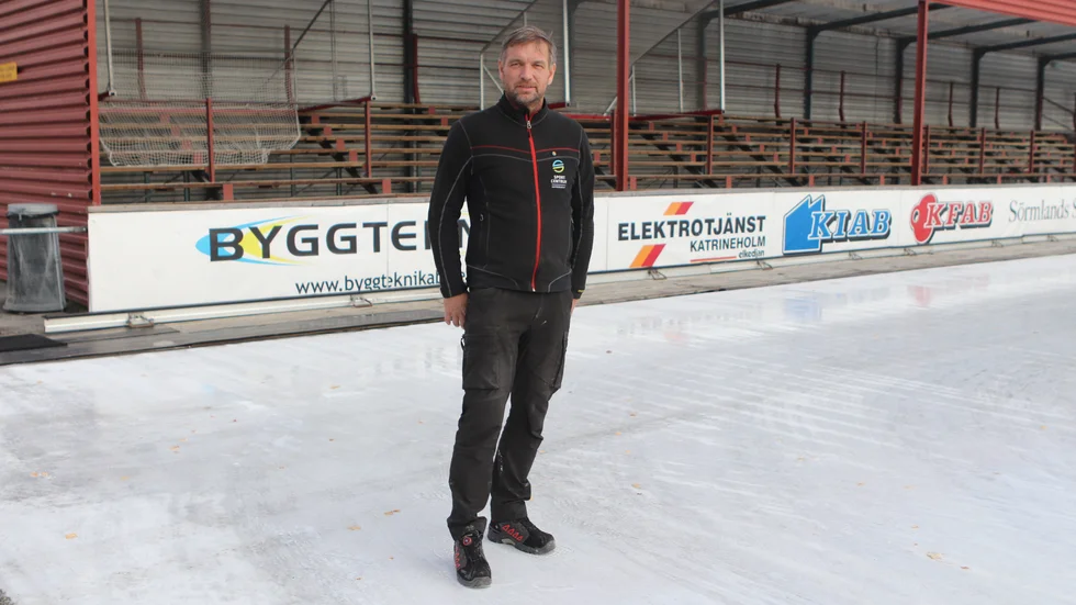 Roger Staaf är en rutinerad ismakare som tillsammans med sina arbetskamrater sett till att Backavallen är redo för en intensiv bandyhelg.