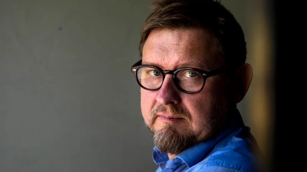 I boken "Utan nåd" skriver Fredrik Virtanen om sina självmordstankar under hösten 2017. Nu mår han bättre. "Det kanske låter otroligt, men jag mår väldigt bra. Min familj och jag har det väldigt bra. Vi har gått igenom en svår, svår kris och kommit ut starkare på andra sidan."