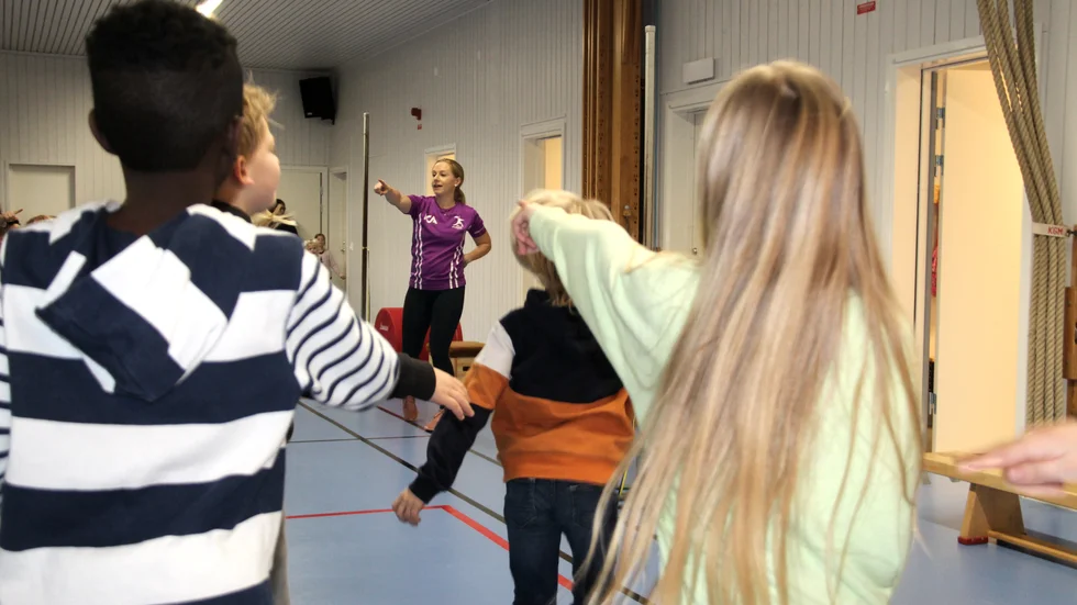 Teater Sörmland brukar spela barnföreställningen vid Nyköpings hus. Nu spelas den på Vingåkers bibliotek på lördag. 