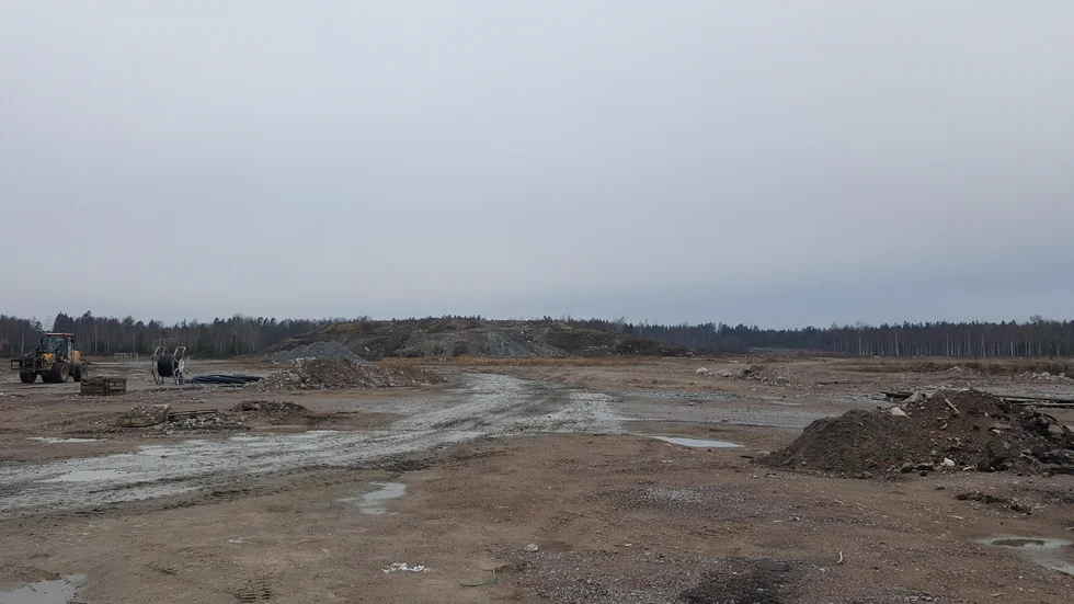 Ta hand om avfallet eller betala ett vite på drygt 30 miljoner kronor. Det slår mark- och miljödomstolen fast i en dom mot ett av bolagen bakom Karlholms strand.