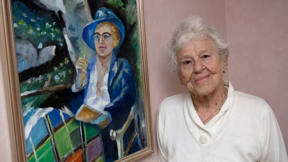 Hervor Leckström har målat sin mamma Anna Theresia Christoffersson när hon sitter på gården utanför sitt hem på Folkungagatan i Linköping.
