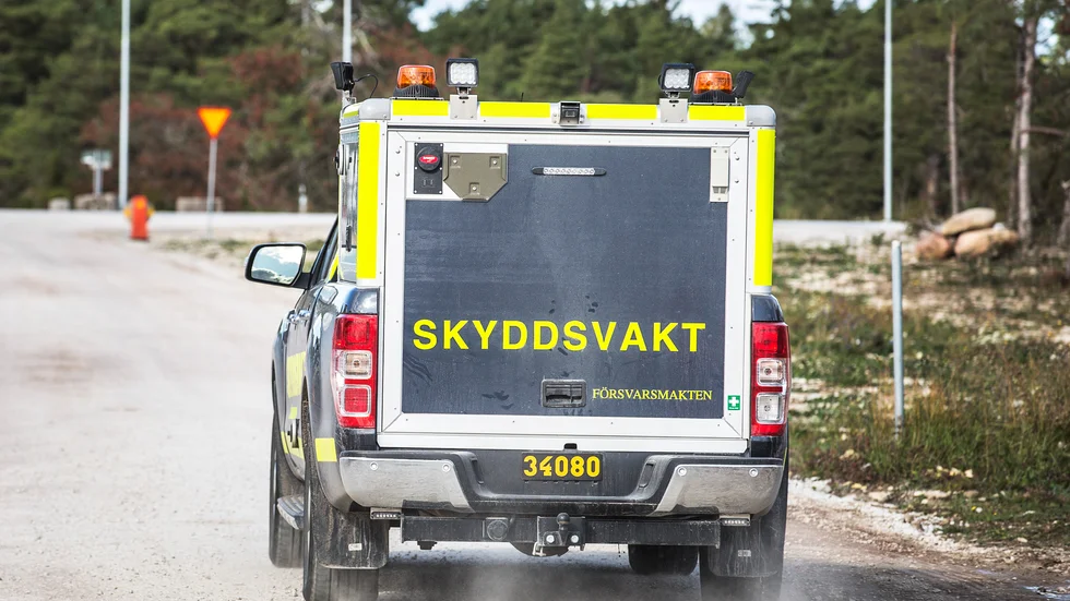 Militära skyddsvakter stoppade kvinnorna som tagit sig in på skjutfältet.