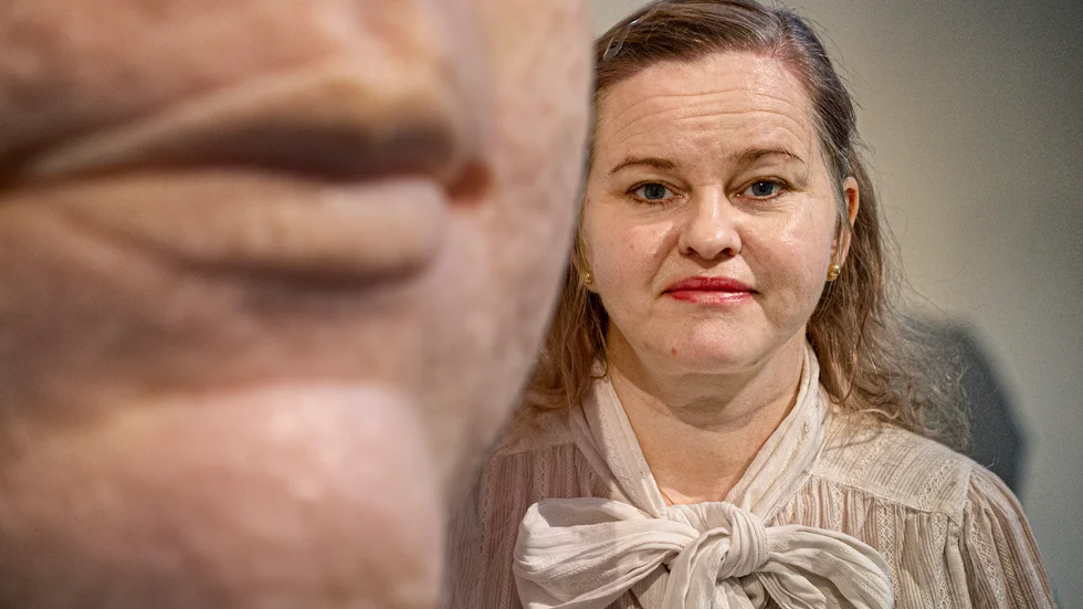 Uppsalakonstnären Hanna Beling ställer ut skulpturer i alla storlekar på Bror Hjorths hus. I förgrunden skymtar en skulptur av dottern Tora.