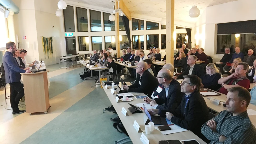 Massor av motioner ställs och andra får sina svar vid kvällens möte med kommunens högsta beslutande organ, kommunfullmäktige.