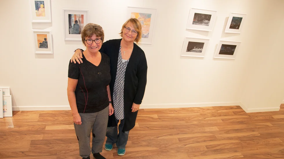 De ställer ut tillsammans, Birgitta Ryås och Cathinka Löfgren".Vi är glada amatörkonstnärer som tycker det är kul att försöka uttrycka oss i bild", säger Birgitta.