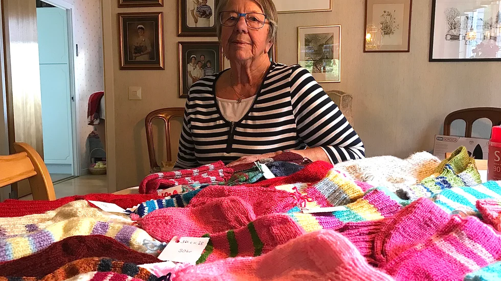Birgitta Bergström med sina stickade alster som ska säljas till förmån för insamlingen.