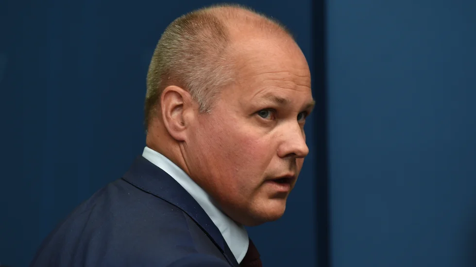 Justitieminister Morgan Johansson bör ta otryggheten utanför storstäderna på allvar, menar ledarskribenten.