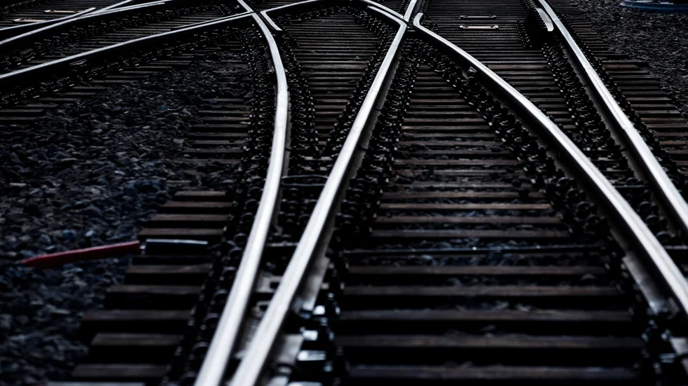 Insändarskribenten menar att många skulle använda sig av järnvägen och därmed underlätta för tung trafik om de järnvägspår som finns används för persontrafik.