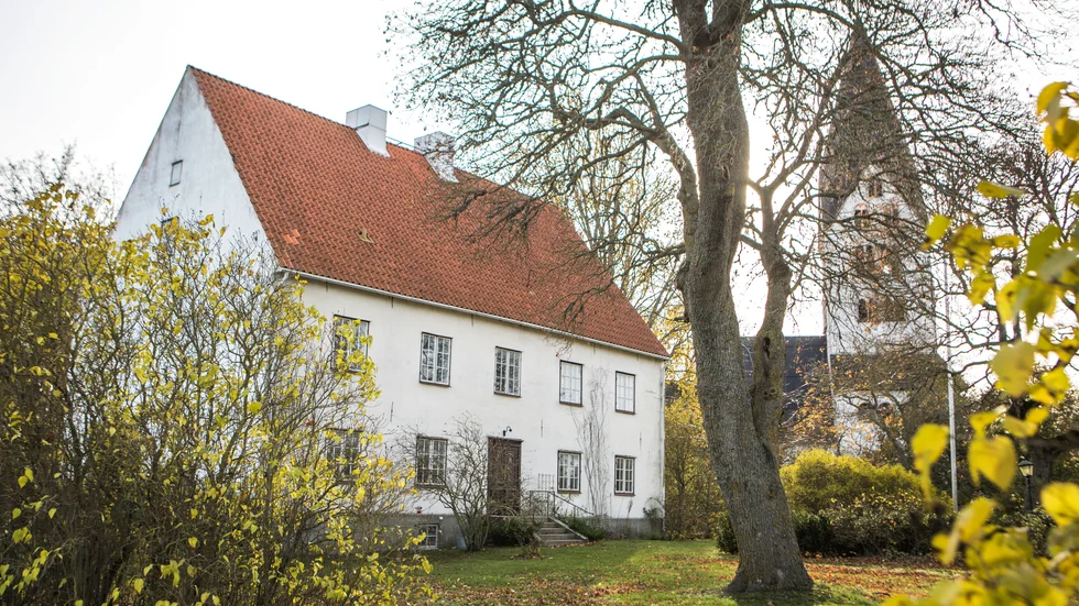"De stora vackra prästgårdarna var nästan samtliga mycket eftersatta i underhåll, och med omoderna energislukande värmesystem". På bilden Stenkyrka prästgård.