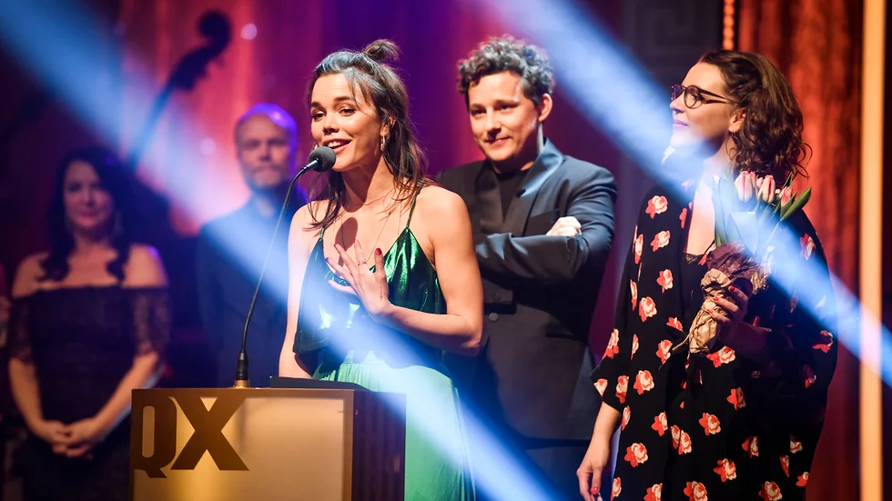 "Vår tid är nu" är en prisad SVT-produktion. På bilden tar skådespelarna (fr v) Hedda Stiernstedt, Charlie Gustafsson och Josefin Neldén emot priset för Årets svenska TV-program under QX-galan 2018.