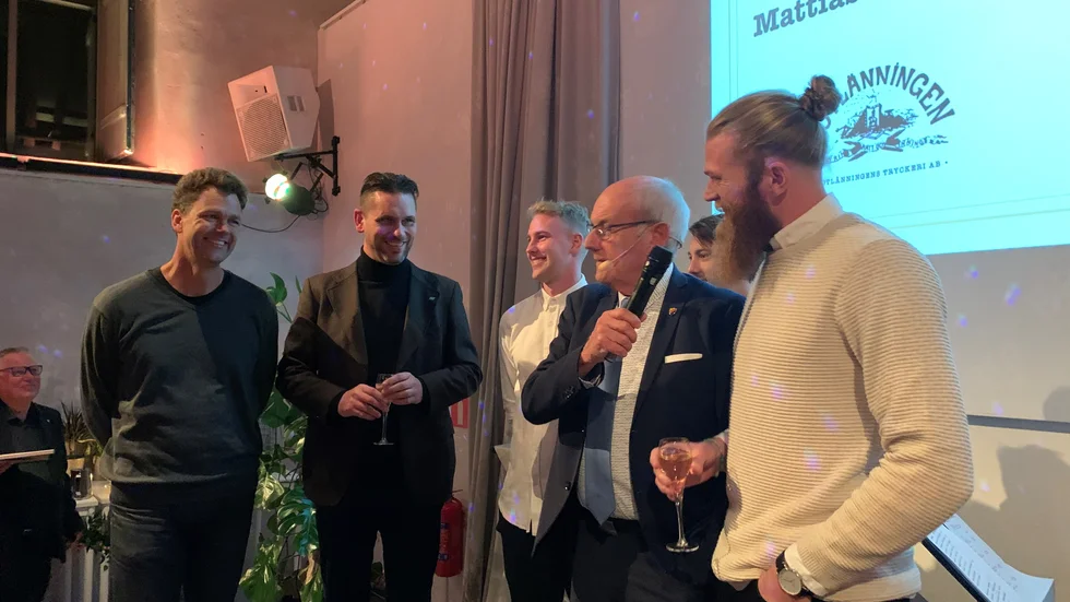 Mattias Karlsson (näst längst till vänster) prisades under Mediegalan i helgen. Bland annat uppvaktade ledare och spelare från Levide: Peter Edlund Peter Öhman, Jonas Lind (skymd), Christian Zachrisson. På scen också Tommy Wahlgren.