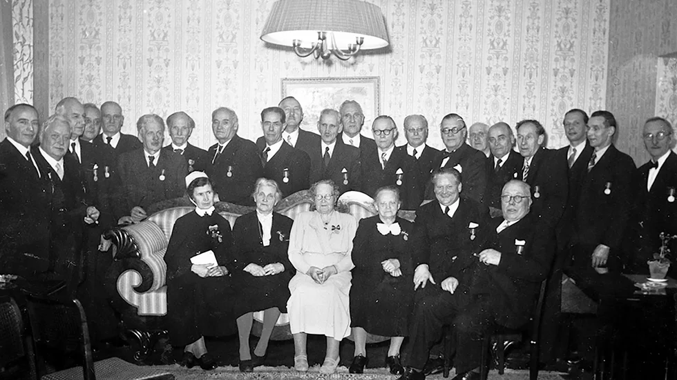 Katrineholms stads medaljörer den 30 december 1950. Ebba Nilsson fyra från vänster i första ledet.
