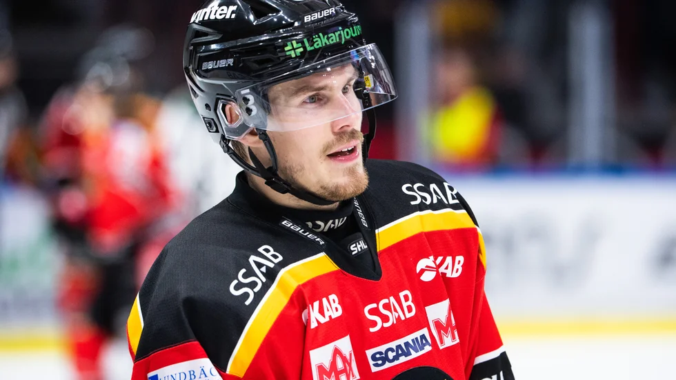 Emil Larsson gjorde sin första hemmamatch efter skadan.