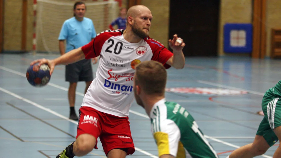 Johan Båverud, en gång elitseriespelare för Hammarby, går för skott hemma mot Fräs. Vadstena HF hade ledningen, men tappade på slutet.