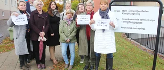 Politiker manifesterade mot stängning