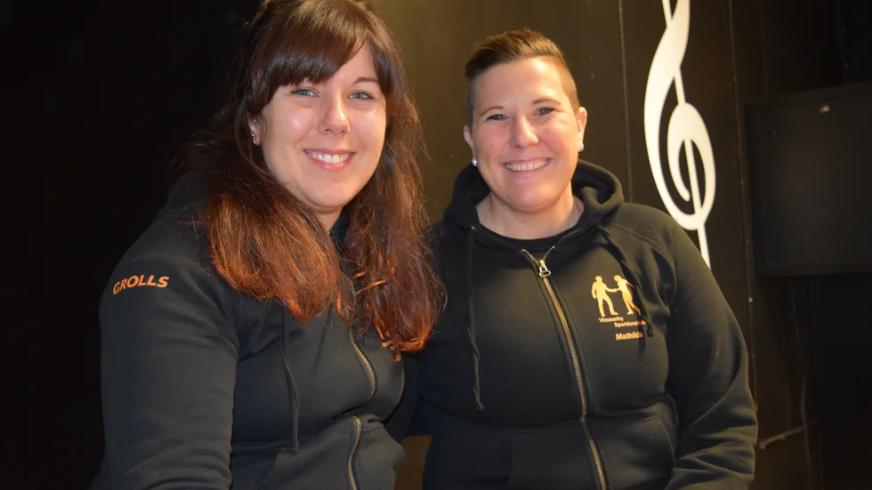 Lina Edelborg och Mathilda Svensson i sportdansklubben avslutar höstens foxkurser med att även erbjuda en intensivkurs i folkdans samma dag. Den leds av Vimmerby folkdanslag.