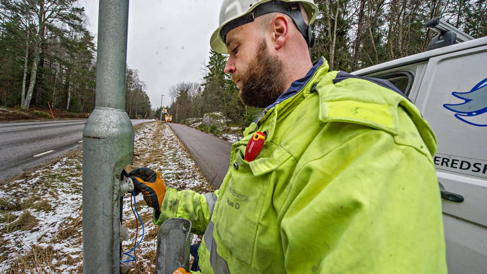 Varde ljus. Markus Dahlqvist på Oxelö energi arbetar med att sätta in LED-belysning i gatlyktorna vid cykelvägen mellan Oxelösund och Nyköping.