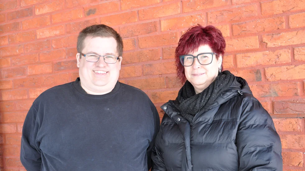 Den ena går och den andre tillträder. Björn Lundström är glad att Anna-Karin Nylund kan ta över hans fackliga arbetsuppgifter. " Han får skola in mig", säger Anna-Karin, om uppdraget.
