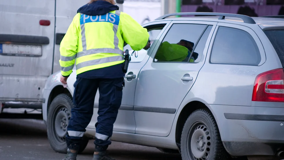 Polisen kontrollerade mannens körkort och tyckte det såg förfalskat ut. Nu döms mannen. Bilden är tagen i ett annat sammanhang.