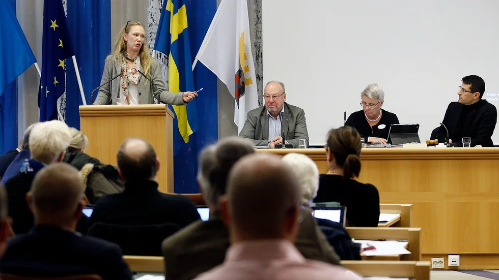 Även om exempelvis Motala kommun föredömligt nog väljer att direktsända sina sammanträden i kommunfullmäktige räcker det inte för att skapa en fungerande helhet. 