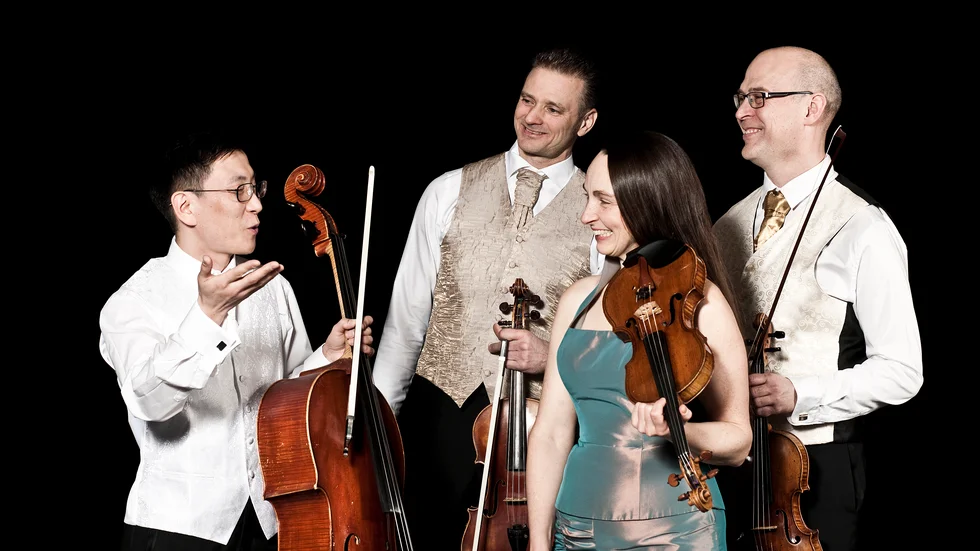 Weberkvartetten bestående av Bekhbat Tsagaanchuluun, cello, Patrik Eriksson, viola, Ellinor Weber, violin II, Ronnie Weber, violin I, bjuder på en spännande, musikalisk världsomsegling i Tingshuset på måndag.
