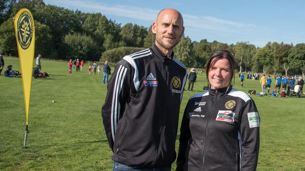 Tobias Lindvall, organisatör, och Cissi Ring, tränare, är nöjda med lördagens seriespel i FFA. 