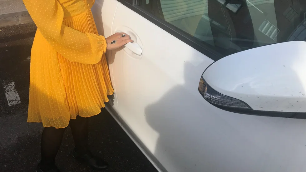 Rosersbergaren köpte bilar genom att visa upp en annans körkort. Kvinnan och bilen i bilden har ingenting med händelsen att göra. 