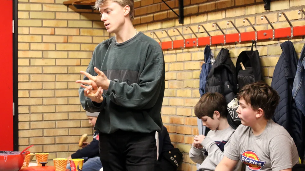 Olle Ekman från organisationen Locker Room Talk har under flera veckor haft utbildning med ESK Hockey.