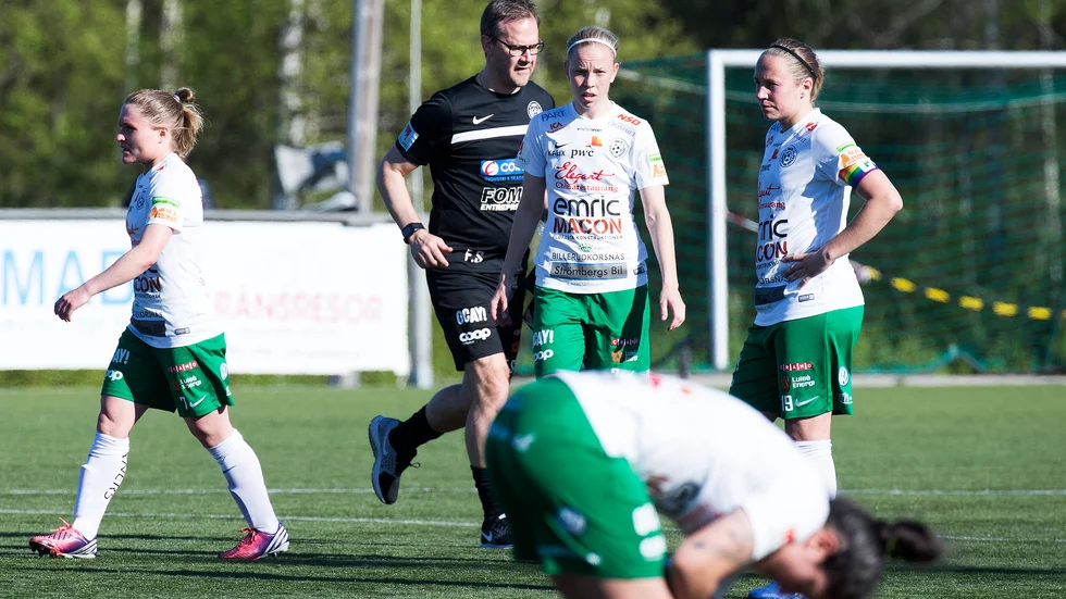 Frida Jacobsson (i mitten) har haft "en riktig skitsäsong" i Kvarnsveden.