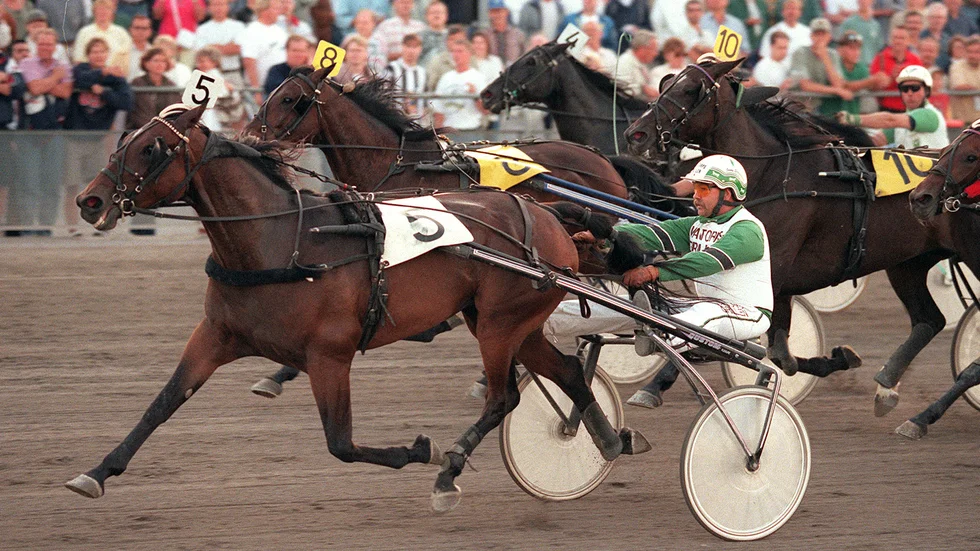 Jonny Stjernström vid en av hans segrar på Mantorptravet under 90-talet.