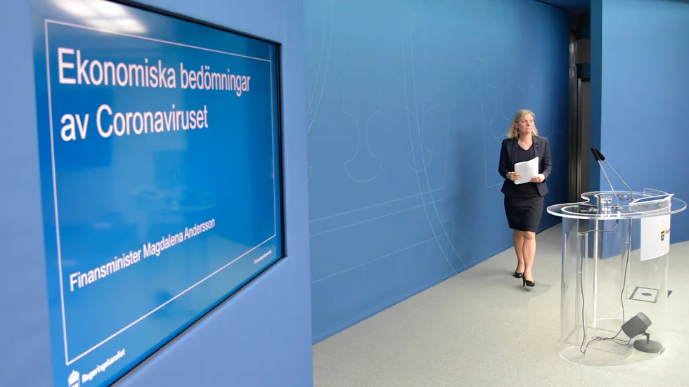 Coronaviruset kommer att göra avtryck också på ekonomin. På bilden ses finansminister Magdalena Andersson (S) på väg att informera om just detta.