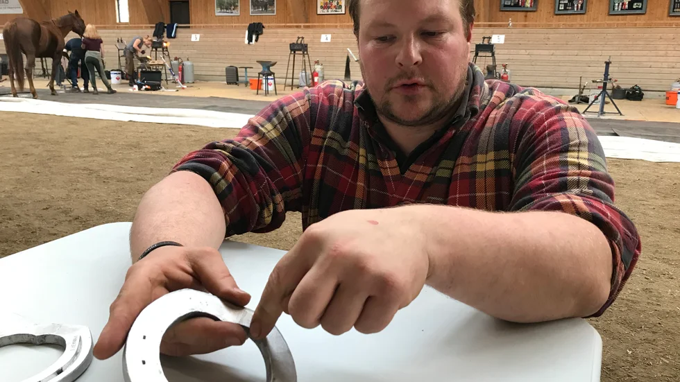Tomas Algotson visar en modell av de skor som tävlingsdeltagarna ska tillverka på tid. Han är körkusk och utbildad hovslagare och driver hästföretaget Horseworkz tillsammans med sin familj i Stjärnhov. Hovslagarcupen ordnas som fortbildning och en uppskattad möjlighet för yrkeskåren att mötas.