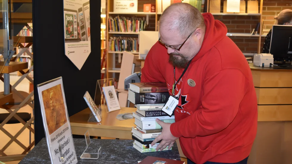 Peter Bladlund på Vimmerby bibliotek fick plocka in de flesta av böckerna på tippade pristagare, utom  Tokarczuk. Fem böcker och en film fanns till utlåning av de litteraraturpristagare som utsågs. 