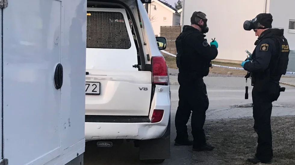 Bombtekniker var snabbt på plats efter attacken mot Strängnäsvillan den 3 april i år.