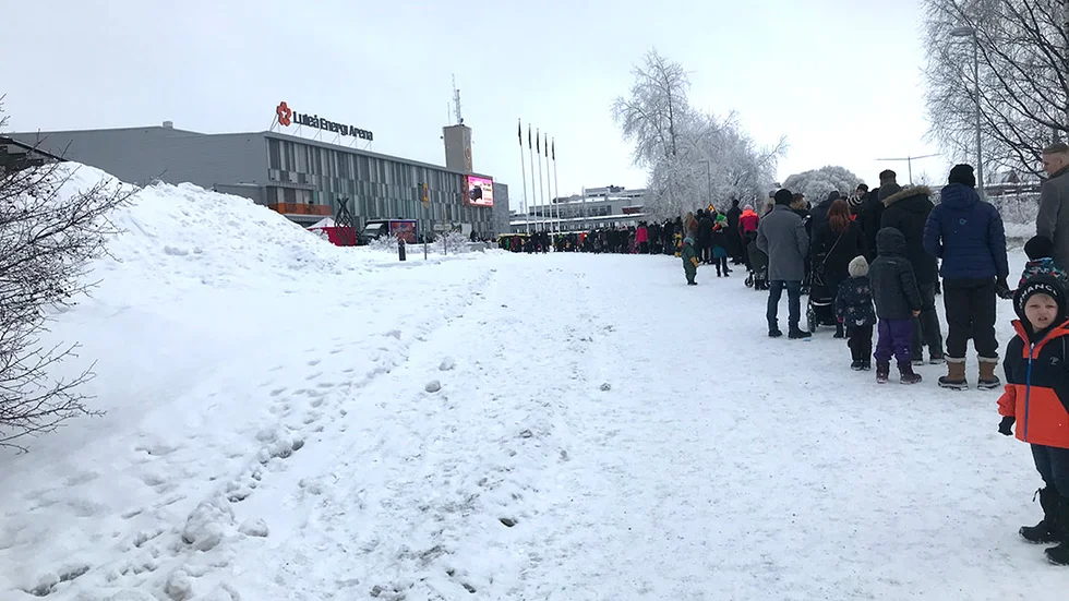 Kön ringlade sig lång utanför Luleå Energi arena.