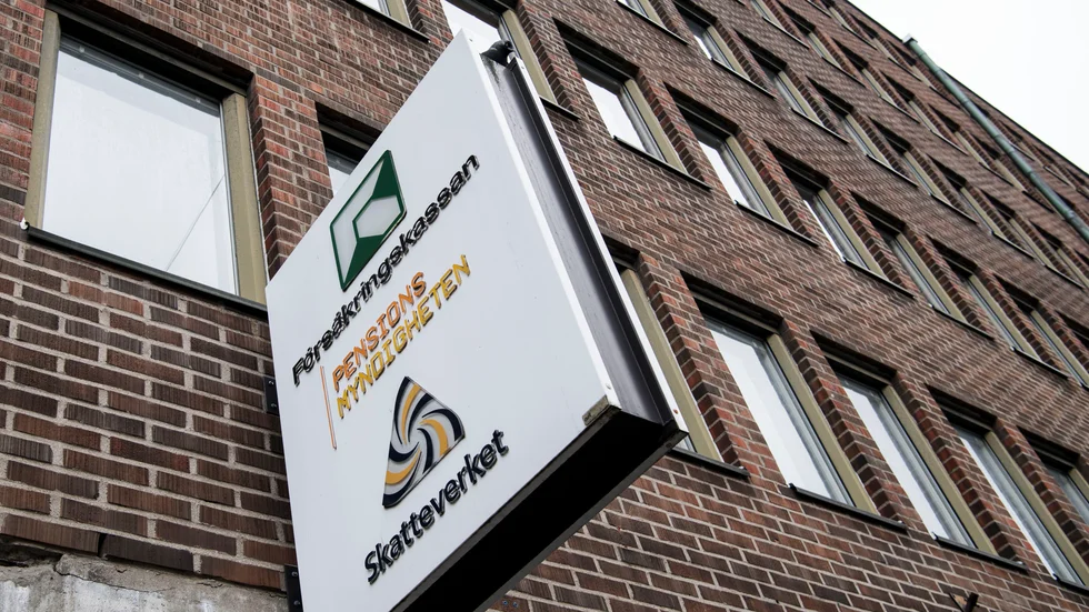 Skatteverket förmånbeskattar en uppländsk man som skrev sig utomlands. Mannen krävs nu på drygt två miljoner i skatt på inkomster och pengar han lånat av sitt företag.