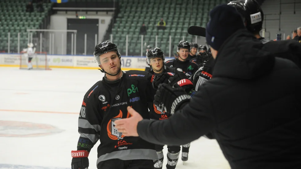 Andreas Maier, här efter ett mål i derbyt mot Linden, har tappat motivationen för fortsatt spel i Nyköpings SK.