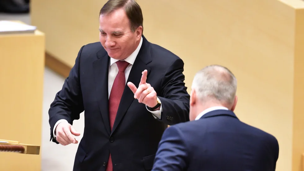 Stefan Löfven hade många fronter att bevaka i partiledardebatten. Här i en batalj med vänsterledaren  Jonas Sjöstedt om välfärd och miljarder och moderater. 