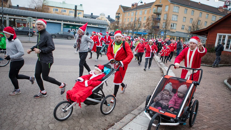 Nicklas Lautakoski (till höger), passade på att ta med sig barnen ut i friska luften. 