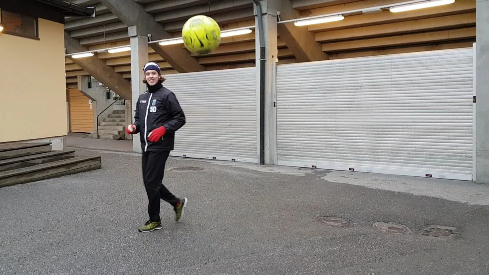Anton Andersson värmer upp.
