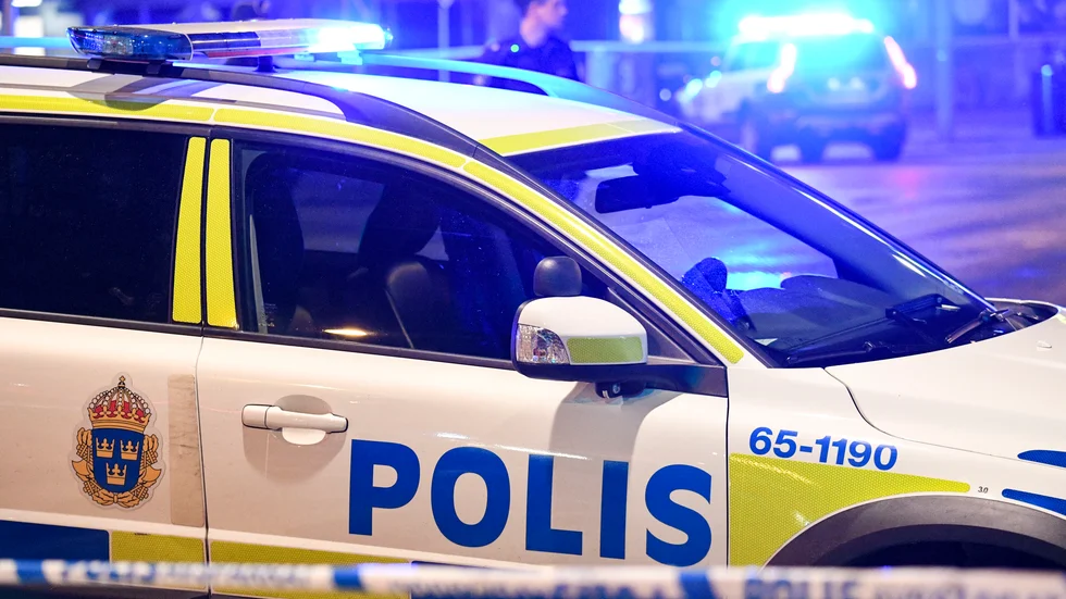 En man som blev omhändertagen enligt LOB, tog ut sin ilska på en polisbil och krossade en ruta. Mannen är nu misstänkt för blåljussabotage.