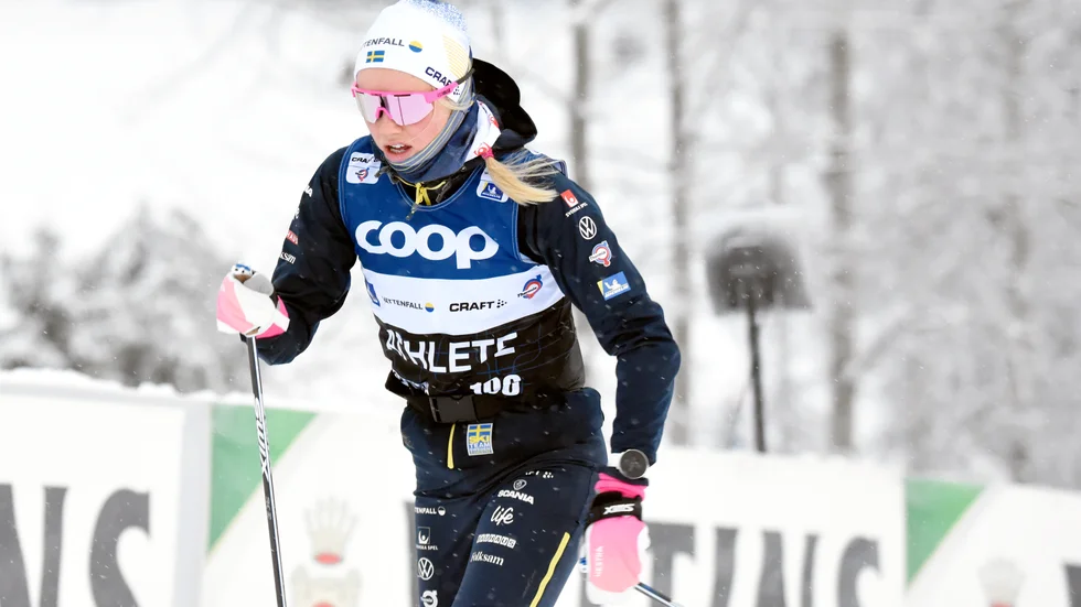 Emma Ribom ligger på tionde plats totalt i Tour de Ski efter två etapper.