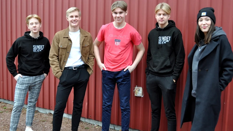 Bandet Sundet består av medlemmarna Edvard Armsköld, Isak Mårtensson, Edvin Arvidsson, Joel Andersson och Sanna Malm.
